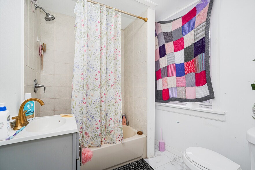 More Photos Of 419 Jersey St, Staten Island Storefront For Sale