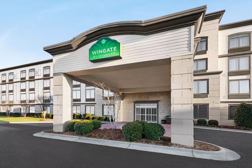 More Photos Of 1511 N Howe St, Southport Hotel For Sale