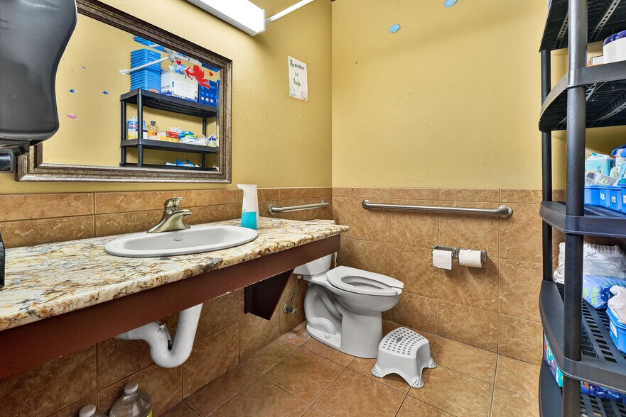 More Photos Of 2563 S Five Mile Ave, Boise Office Residential For Sale