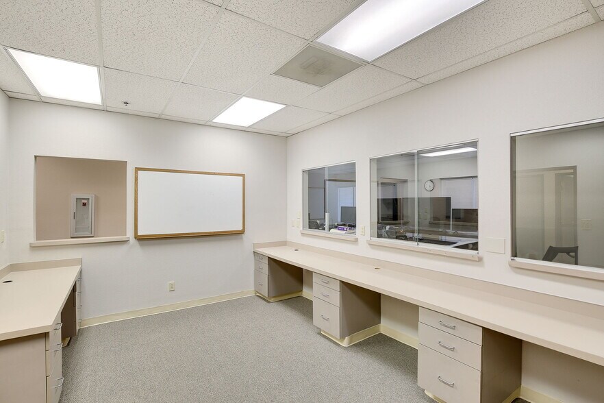 More Photos Of 250 W Main St, Woodland Office For Lease