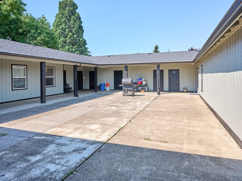 More Photos Of 1480 NE Laurel Ave, Woodburn Office For Sale