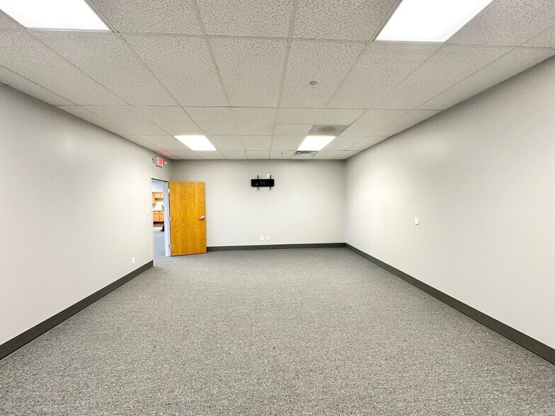 More Photos Of 425 Joliet St, Dyer Office For Sale