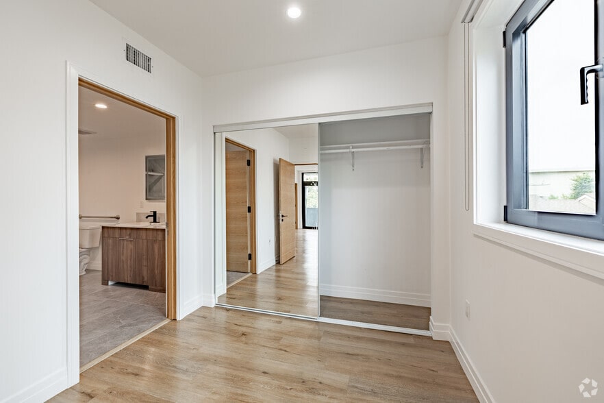 More Photos Of 1525 N Hobart Blvd, Los Angeles Apartments For Sale