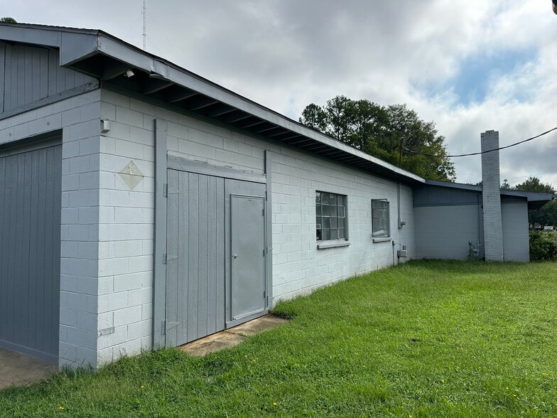 More Photos Of 807 Center St, Apex Warehouse For Lease