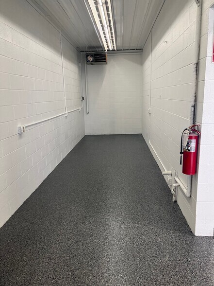 More Photos Of 14953 Cleveland St, Spring Lake Auto Repair For Lease