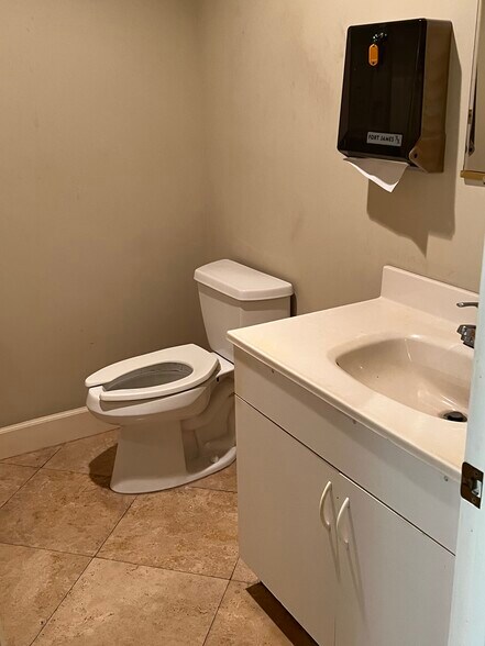 More Photos Of 14 Palmetto Business Park Rd, Hilton Head Island Showroom For Sale