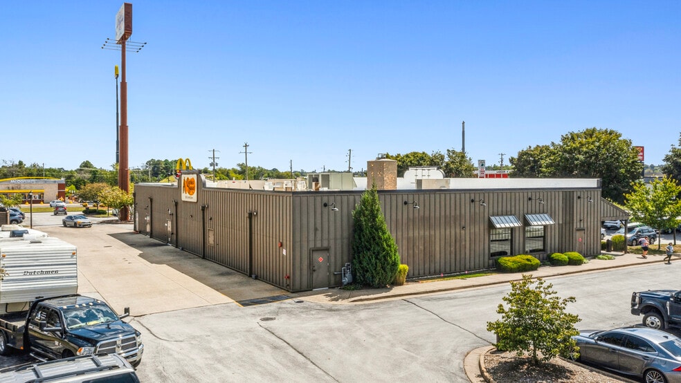 More Photos Of 800 Happy Valley St, Cave City Restaurant For Sale