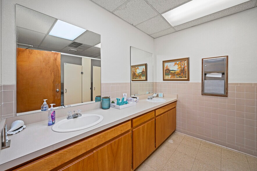 More Photos Of 120 N Railroad Ave, Parachute Office For Sale