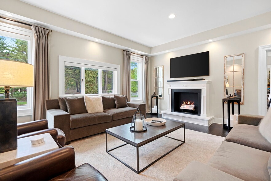 More Photos Of 612 N Lakeshore Dr, Ludington Hotel For Sale