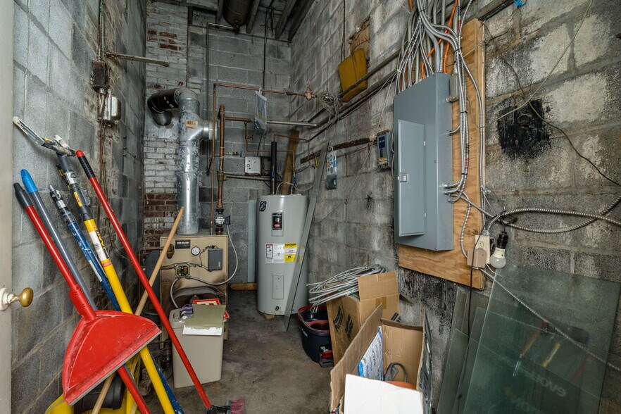 More Photos Of 502 First St, Shenandoah Loft Creative Space For Lease