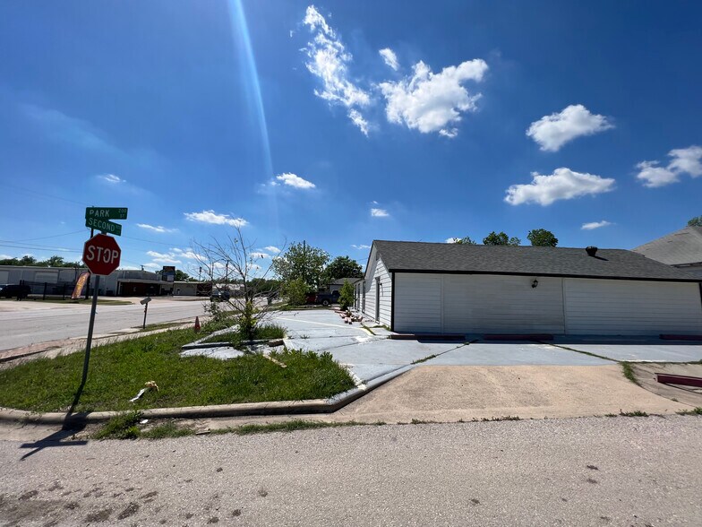 More Photos Of 804 W 2nd St, Taylor Storefront Retail Office For Sale