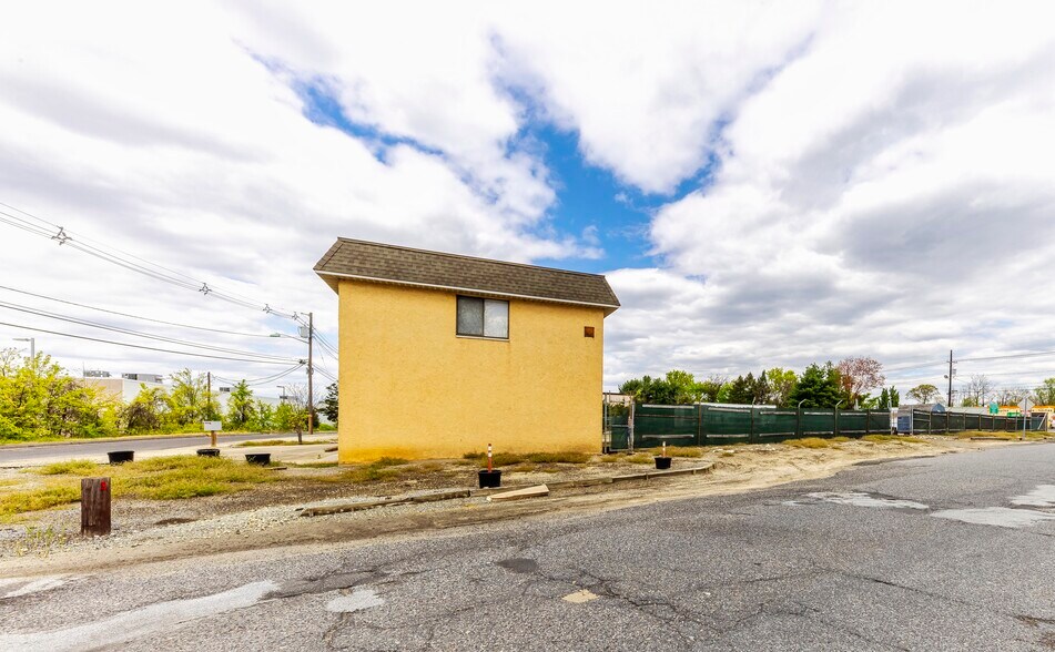More Photos Of 2 Superior Way, Woodbury Warehouse For Sale