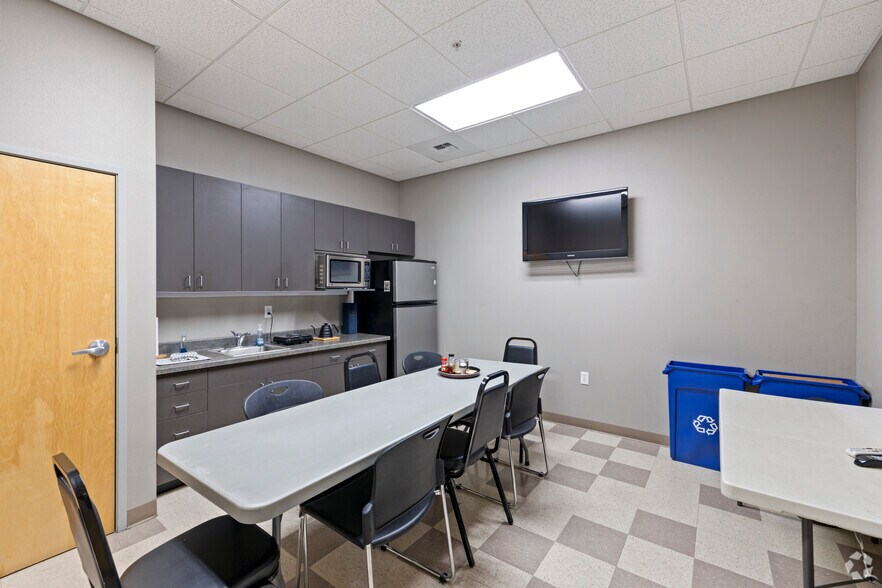 More Photos Of 64 Union Way, Vacaville Light Distribution For Lease