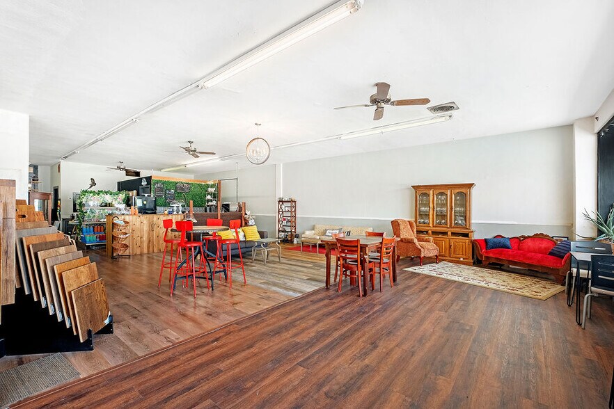 More Photos Of 115-117 N West St, Uvalde Unknown For Lease