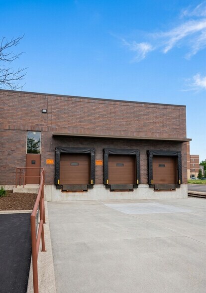 More Photos Of 436 E Locust St, Dekalb Manufacturing For Lease