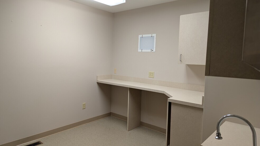 More Photos Of 139 Lewis Ave, Circleville Medical For Lease