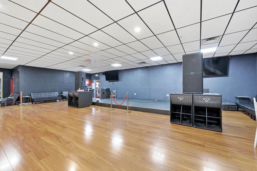 More Photos Of 9880 W Girton Ave, Lakewood Restaurant For Sale