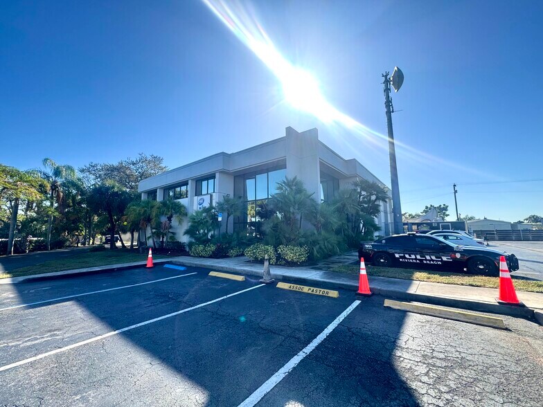 More Photos Of 4119 Blue Heron Blvd W, Riviera Beach Office For Sale