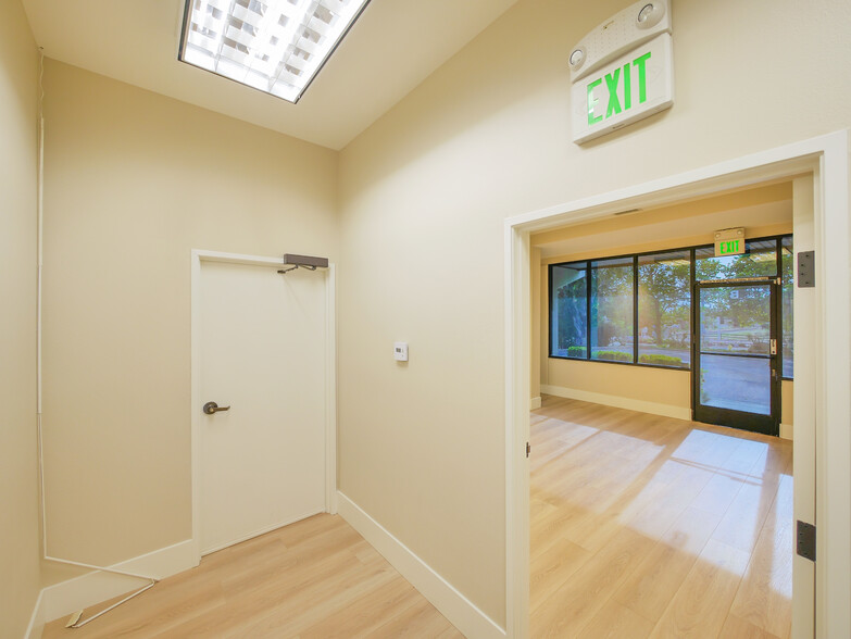 More Photos Of 450 S Lone Hill Ave, San Dimas Warehouse For Lease