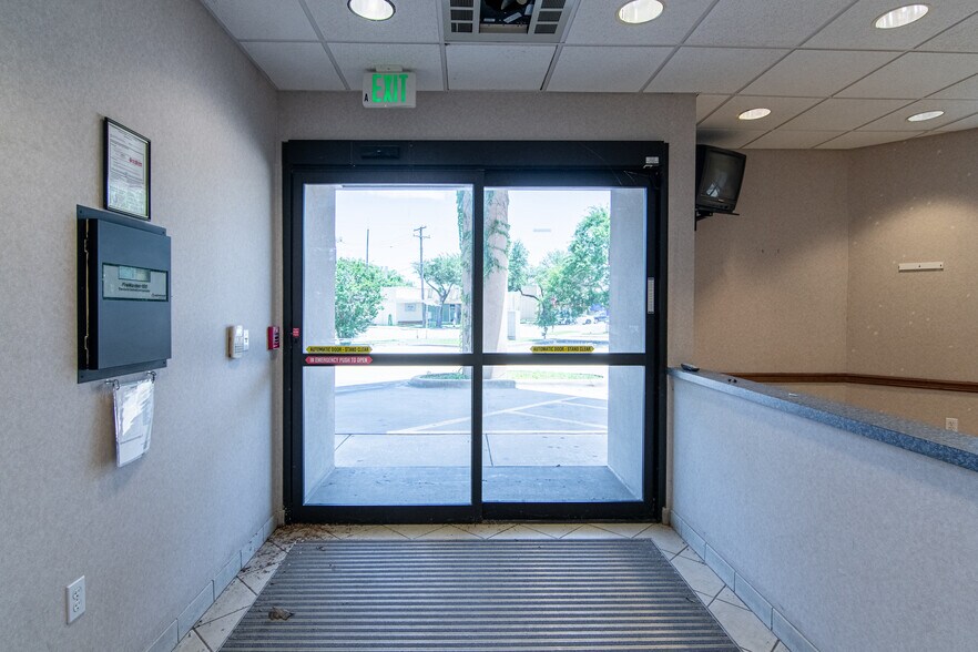 More Photos Of 201 W 5th St, Bonham Medical For Lease