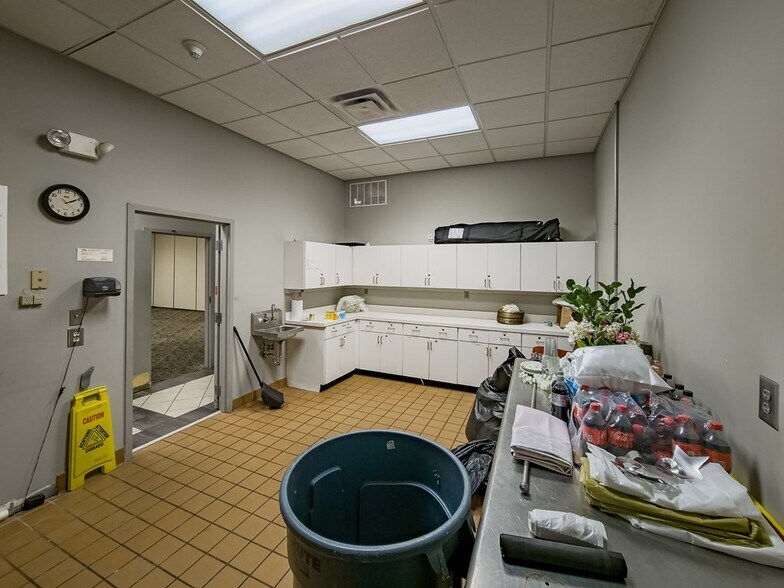 More Photos Of 806 US-82, Tifton Office For Sale