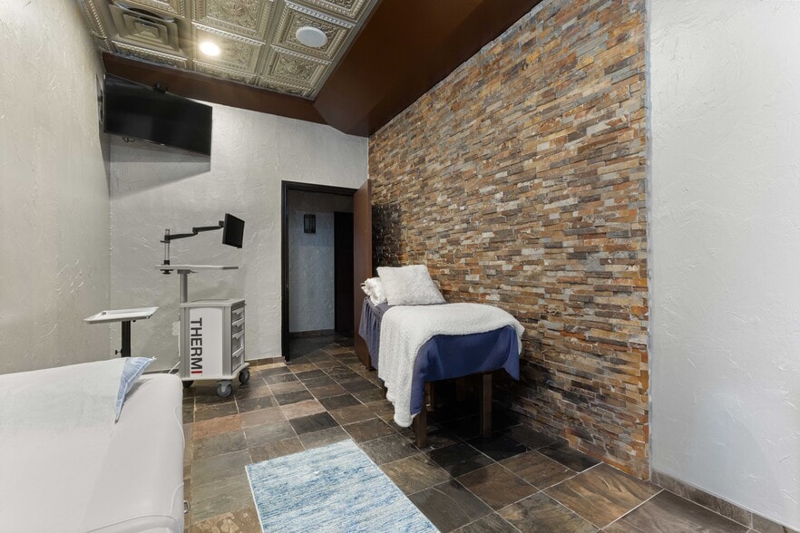 More Photos Of 11464 Space Center Blvd, Houston Freestanding For Sale