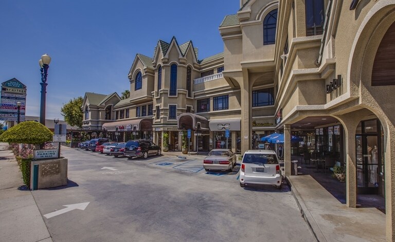 More Photos Of 18645-18663 Ventura Blvd, Tarzana General Retail For Lease