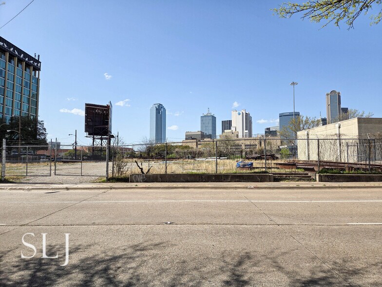 More Photos Of 1100 S Akard St, Dallas Flex For Lease