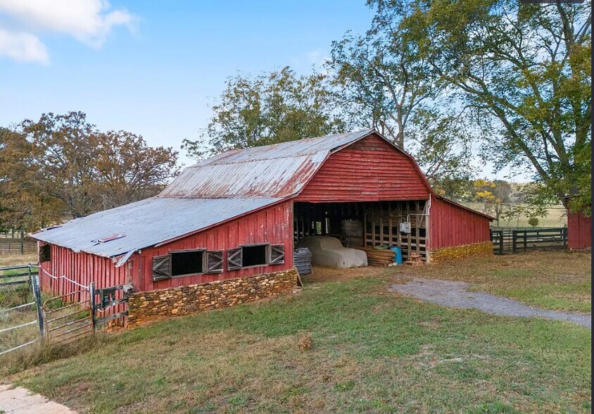 More Photos Of 715 Melton Rd, Liberty Horse Stables For Sale