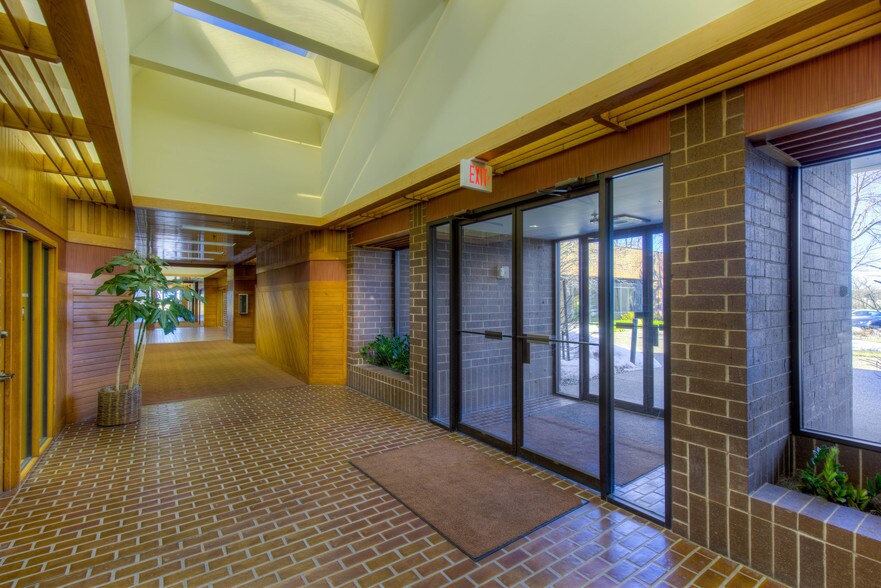 More Photos Of 5500 Lincoln Dr, Edina Light Distribution For Lease