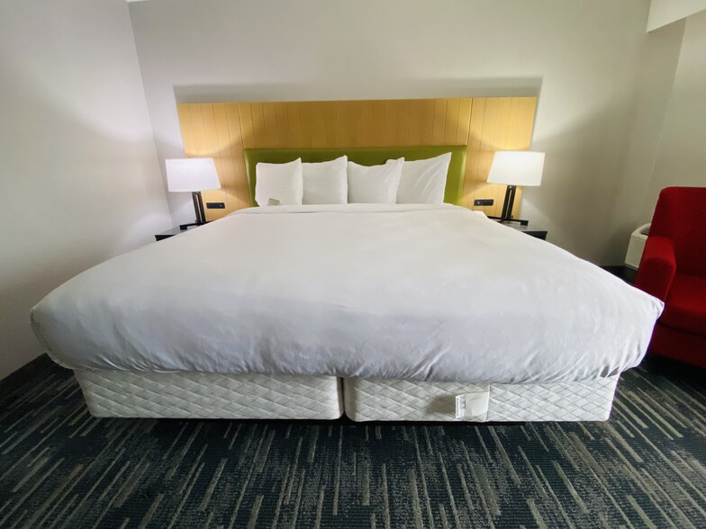 More Photos Of 1301 W Bond Cir, Lincoln Hotel For Sale