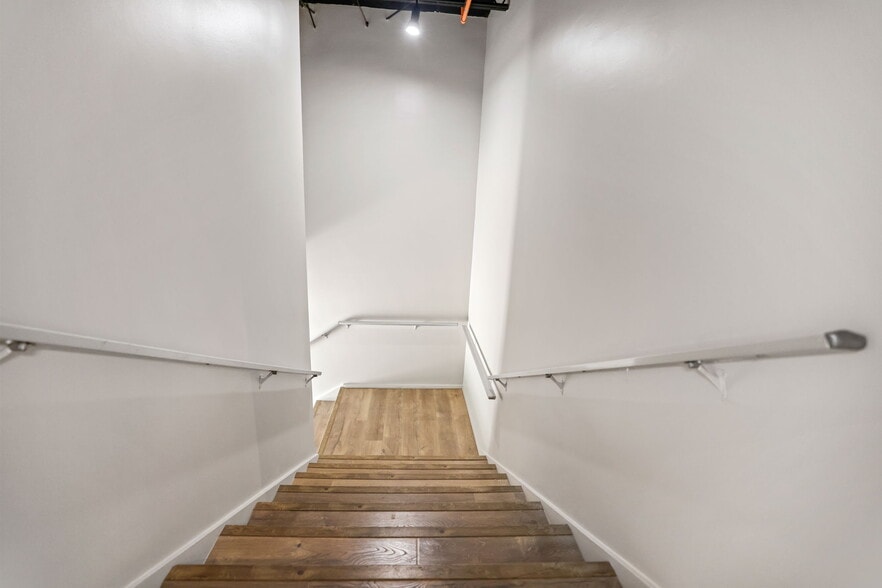 More Photos Of 10830 Navajo Dr, Saint Petersburg Showroom For Sale