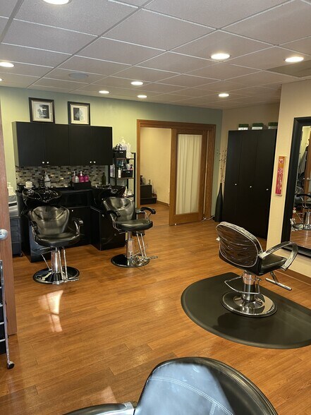 More Photos Of 1429 Province Ter, Menasha Office For Sale