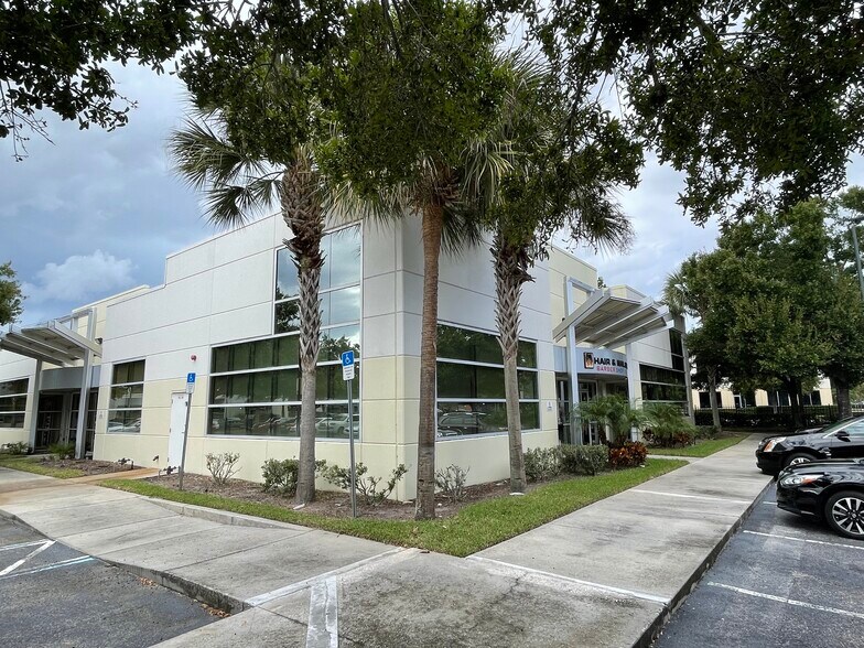 More Photos Of 8810 Commodity Cir, Orlando Showroom For Lease