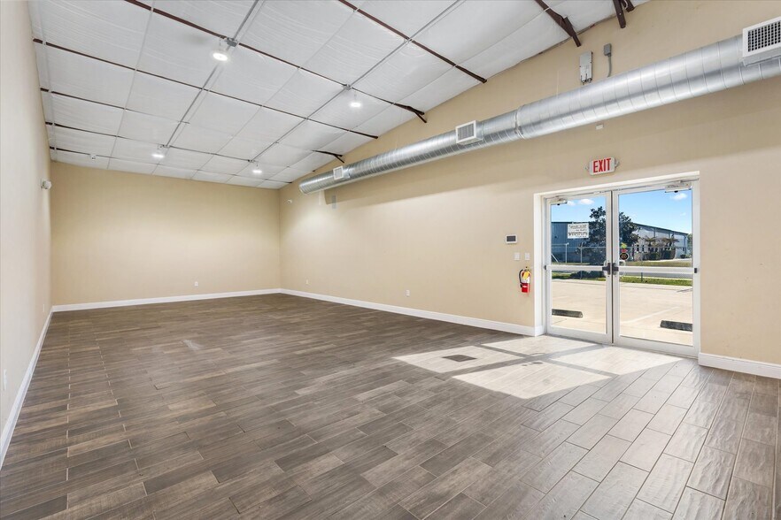 More Photos Of 1818 Greenleaf Ln, Leesburg Warehouse For Lease