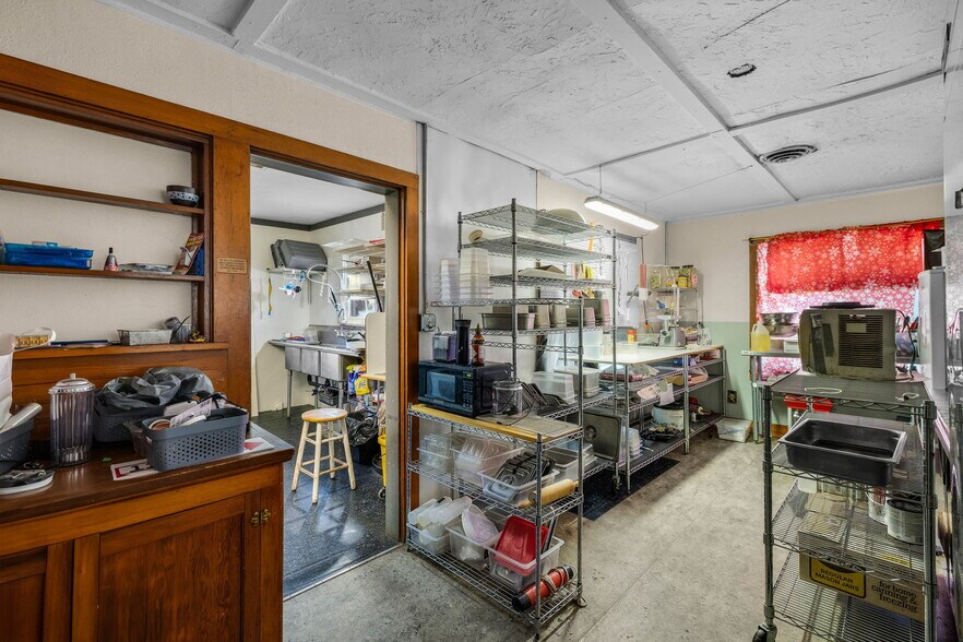 More Photos Of 234 S Canyon Blvd, John Day Freestanding For Sale