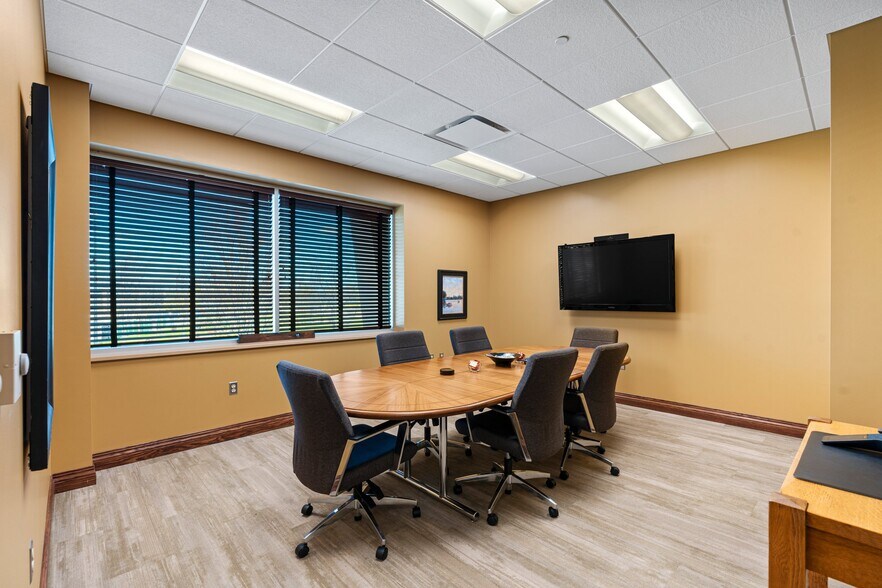 More Photos Of 4400 Calumet Ave, Manitowoc Office For Sale