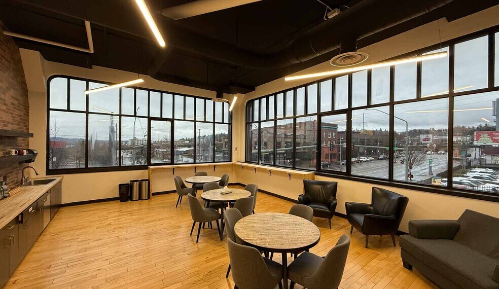 More Photos Of 2320 Commerce St, Tacoma Flex For Lease