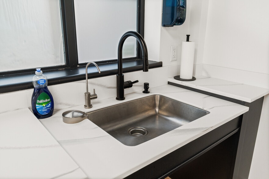 More Photos Of 4440 Walker Blvd, Knoxville Flex For Sale