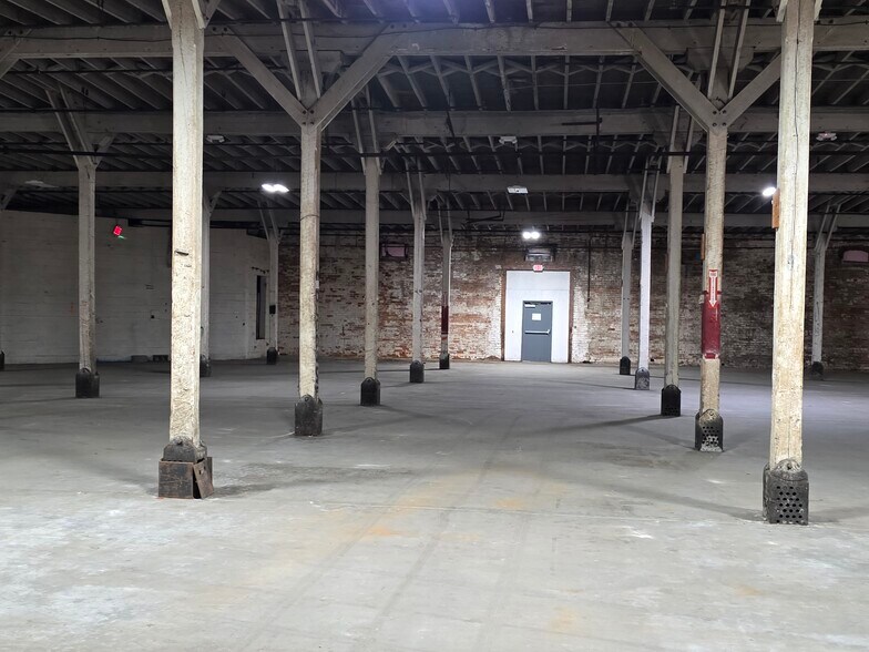 More Photos Of 827 Douglas Ave, Portsmouth Warehouse For Lease