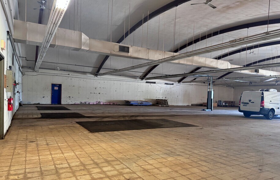 More Photos Of 2620 Auburn St, Rockford Manufacturing For Lease