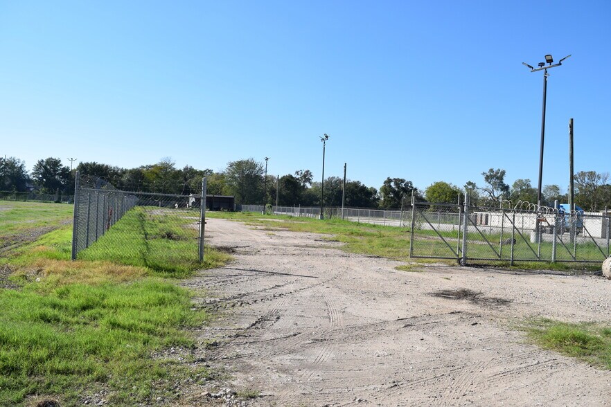 More Photos Of 12115 West Dr, Cypress Land For Lease