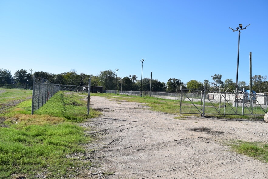 More Photos Of 12115 West Dr, Cypress Land For Lease