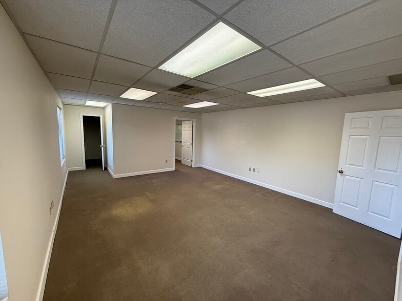 More Photos Of 403 Chatham Sq, Fredericksburg Office For Sale
