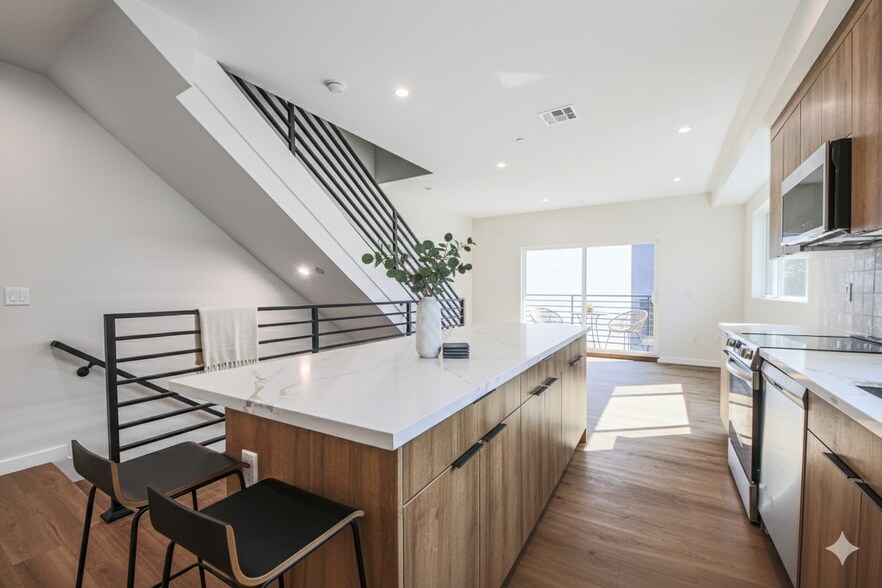 More Photos Of 2129 Aaron St, Los Angeles Apartments For Sale