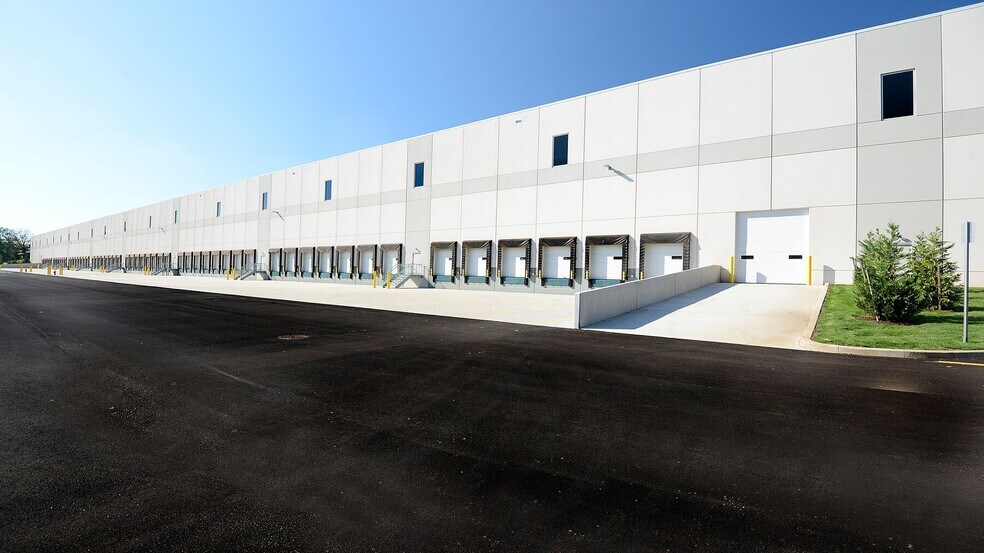 More Photos Of 395 Elizabeth Ave, Somerset Distribution For Lease