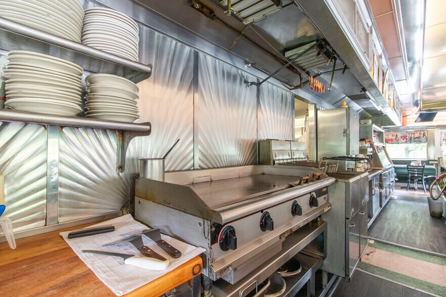 More Photos Of 585 US Route 5, Coventry Specialty For Sale