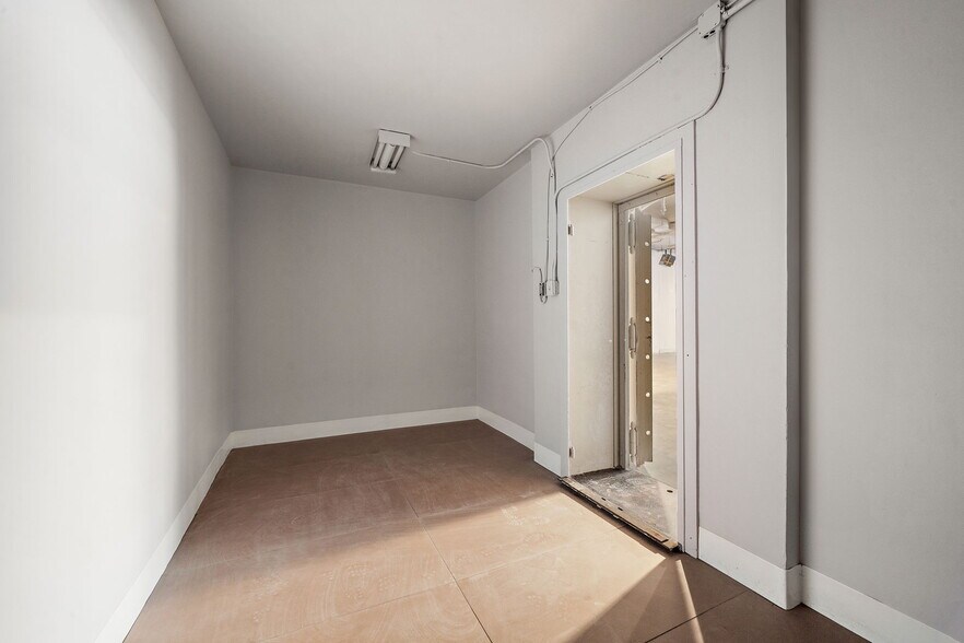 More Photos Of 71-81 Av Du Mont-Royal O, Montréal Office For Sale