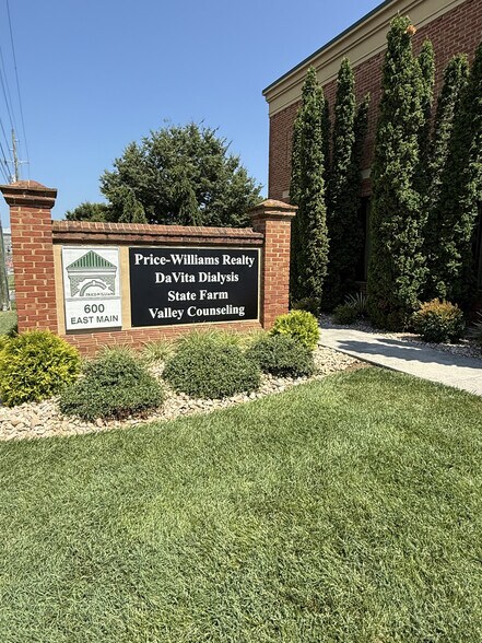 More Photos Of 600 E Main St, Radford Office For Lease
