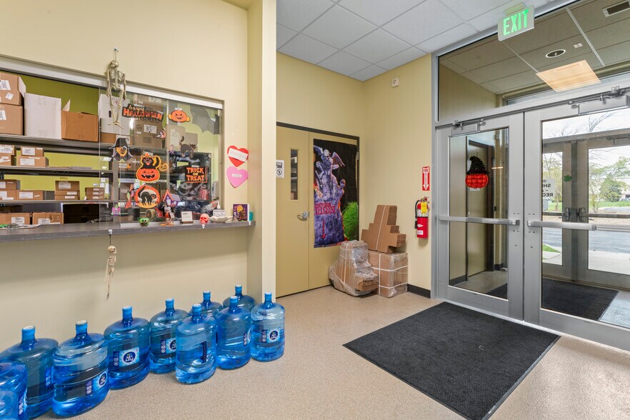 More Photos Of 9404 Margo Ln, Munster Office For Sale